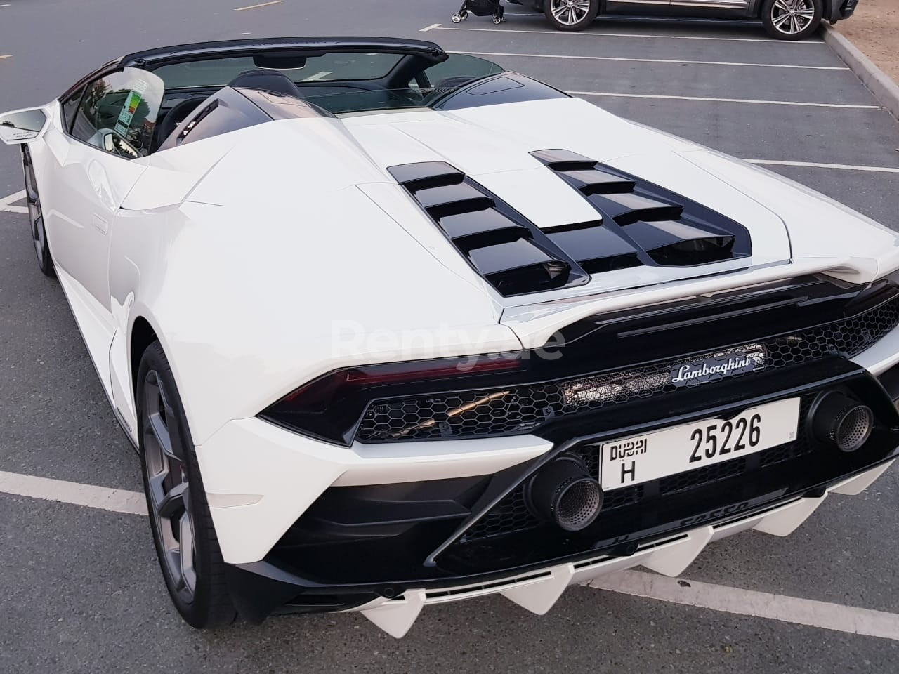 Blanc Lamborghini Evo en location à Abu-Dhabi 4