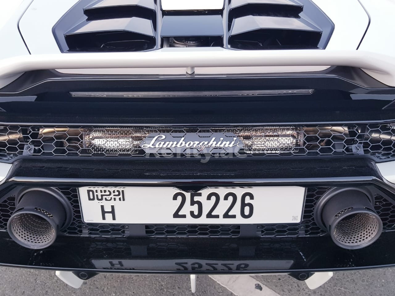 Weiß Lamborghini Evo zur Miete in Abu-Dhabi 6