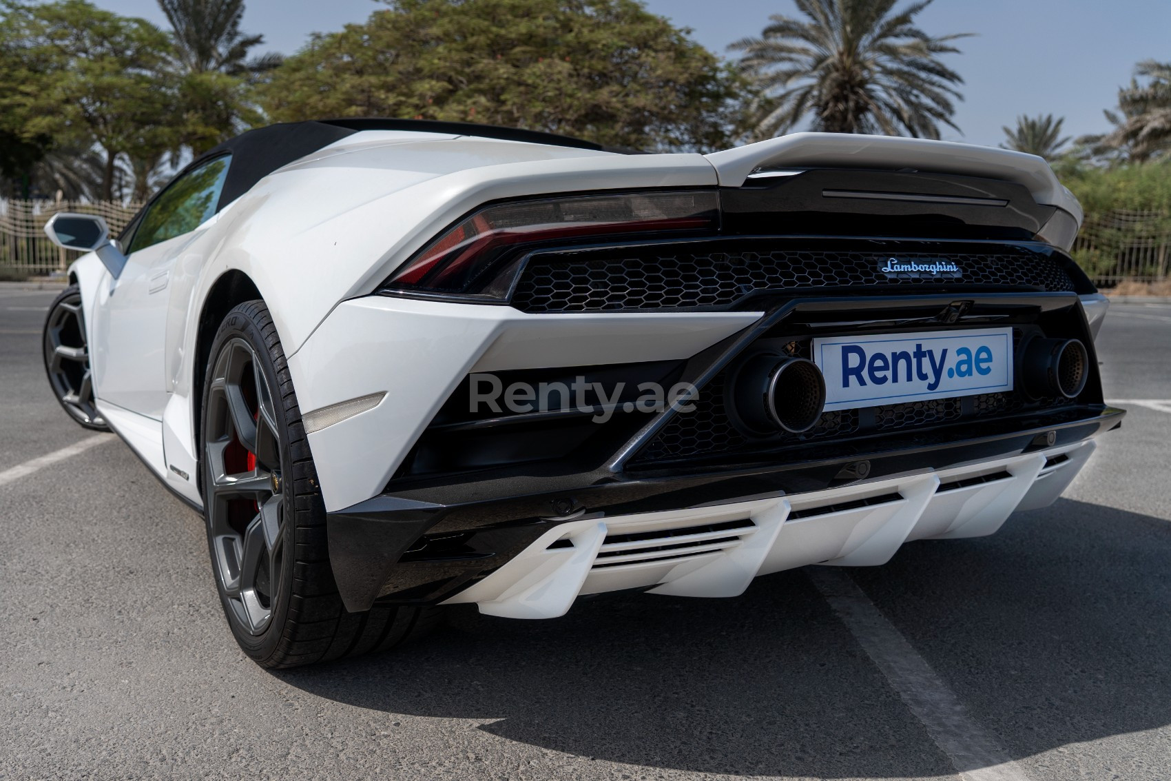 Bianca Lamborghini Huracan Evo Spyder in affitto a Sharjah 1