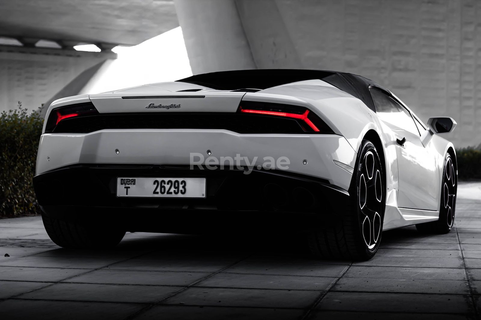 Bianca Lamborghini Huracan Spyder in affitto a Abu-Dhabi 3