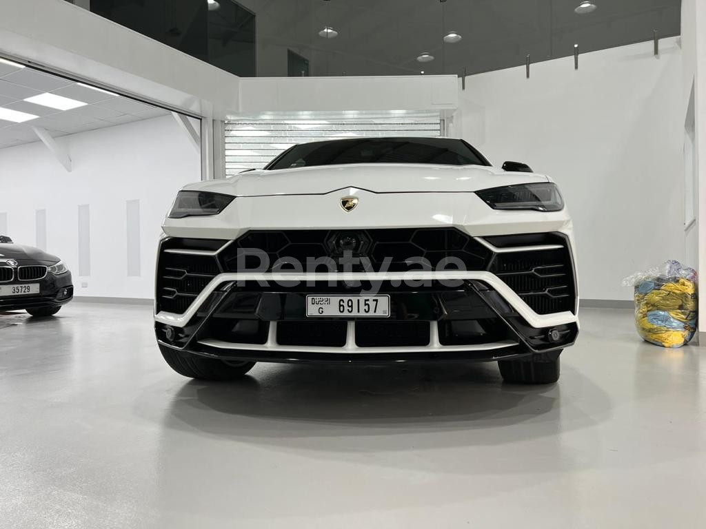 Blanco Lamborghini Urus en alquiler en Sharjah 2