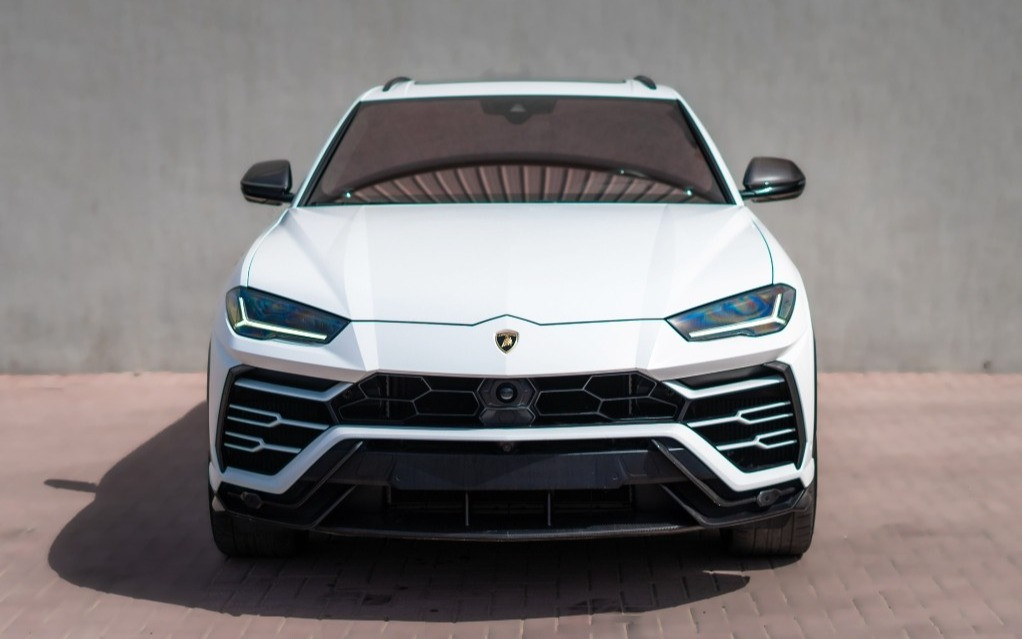 在沙迦租赁白色 Lamborghini Urus