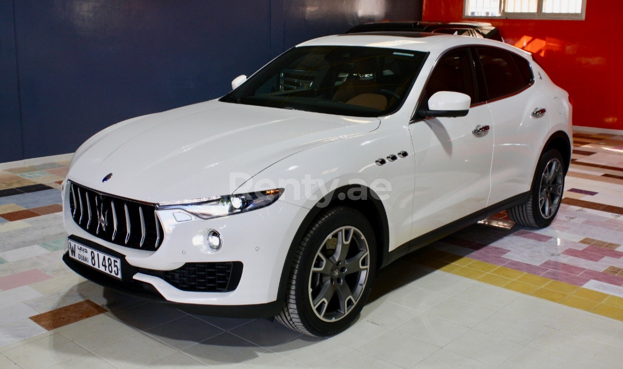 Blanco Maserati Levante S en alquiler en Sharjah