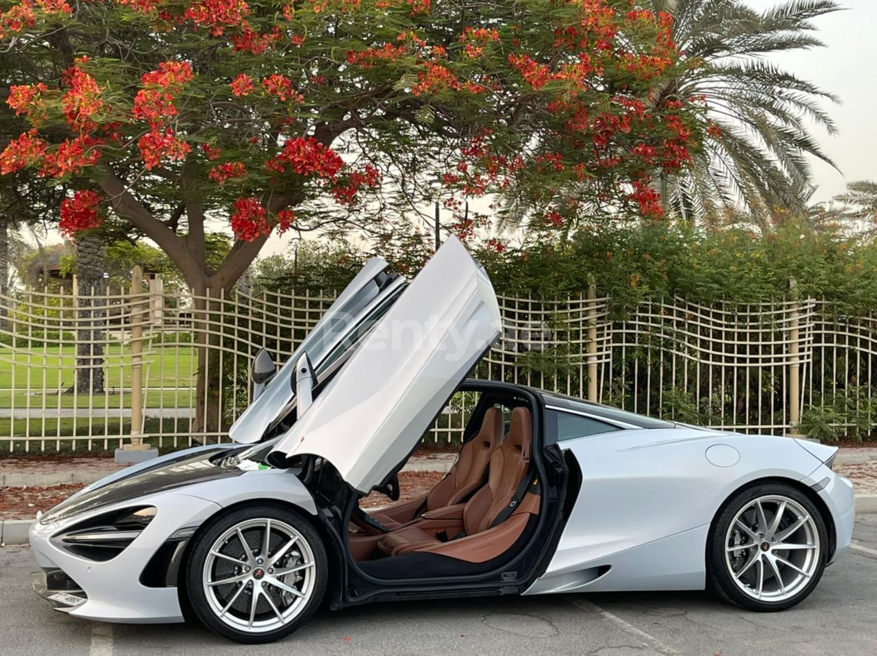 Blanc McLaren 720 S en location à Sharjah 1