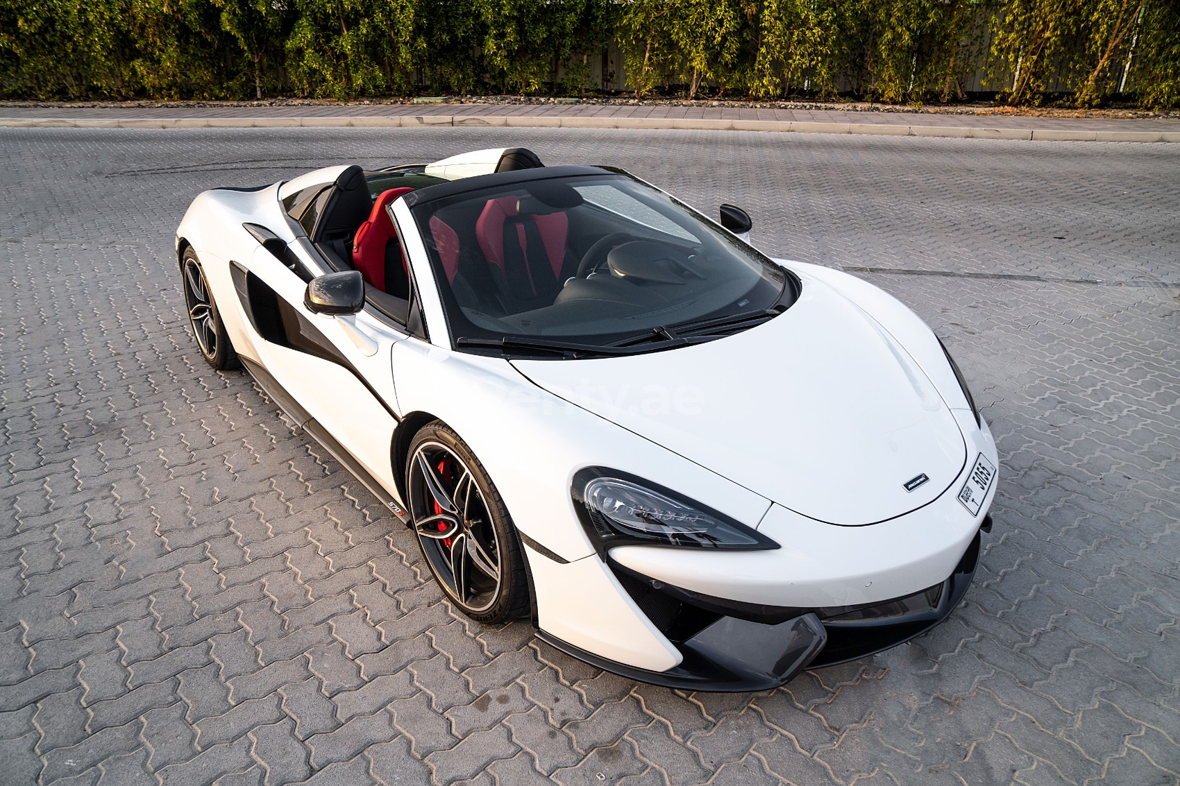 在阿布扎比租赁白色 McLaren 570S Spyder (Convertible) 0