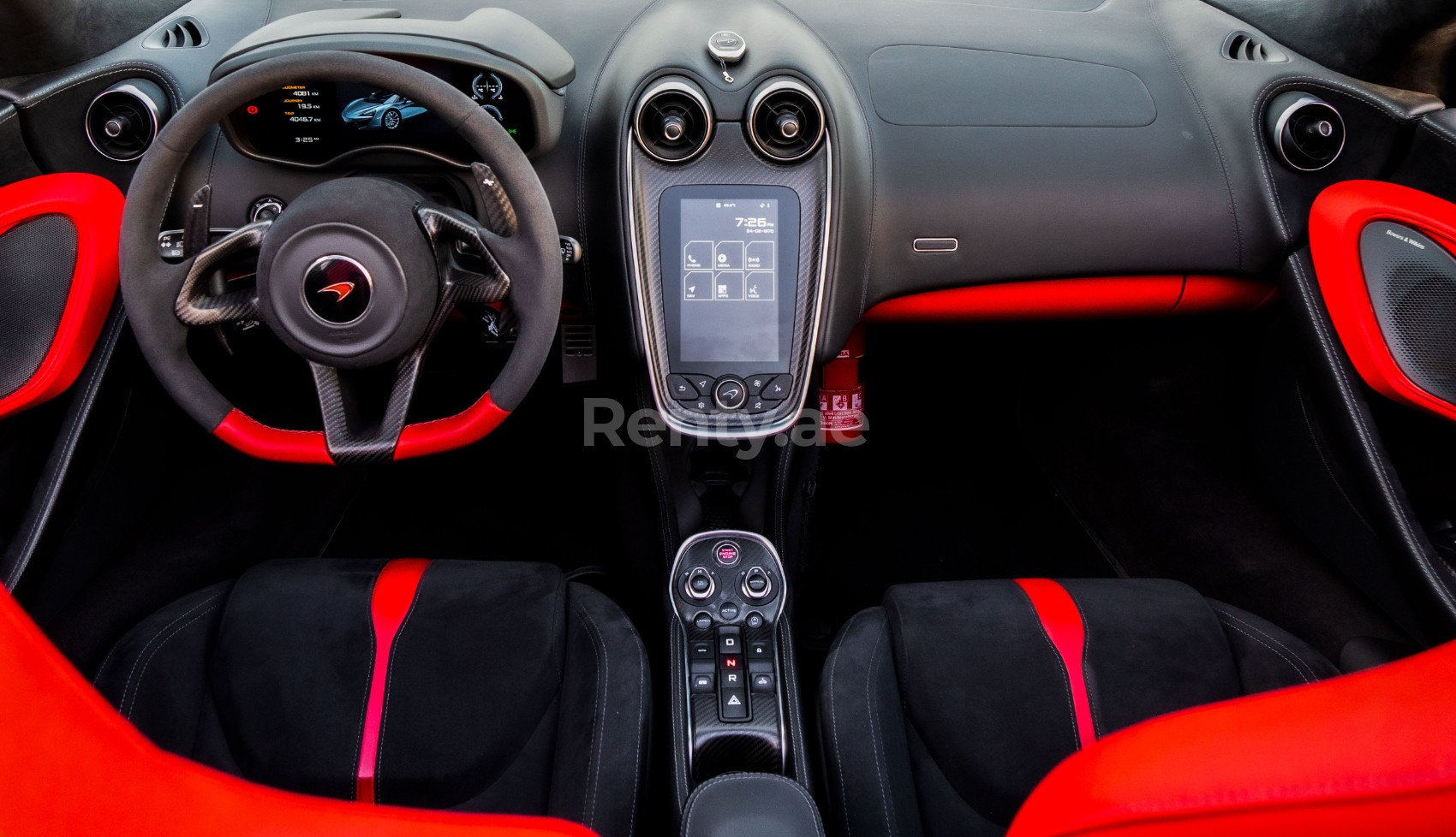 Bianca McLaren 570S Spyder (Convertible) in affitto a Sharjah 3