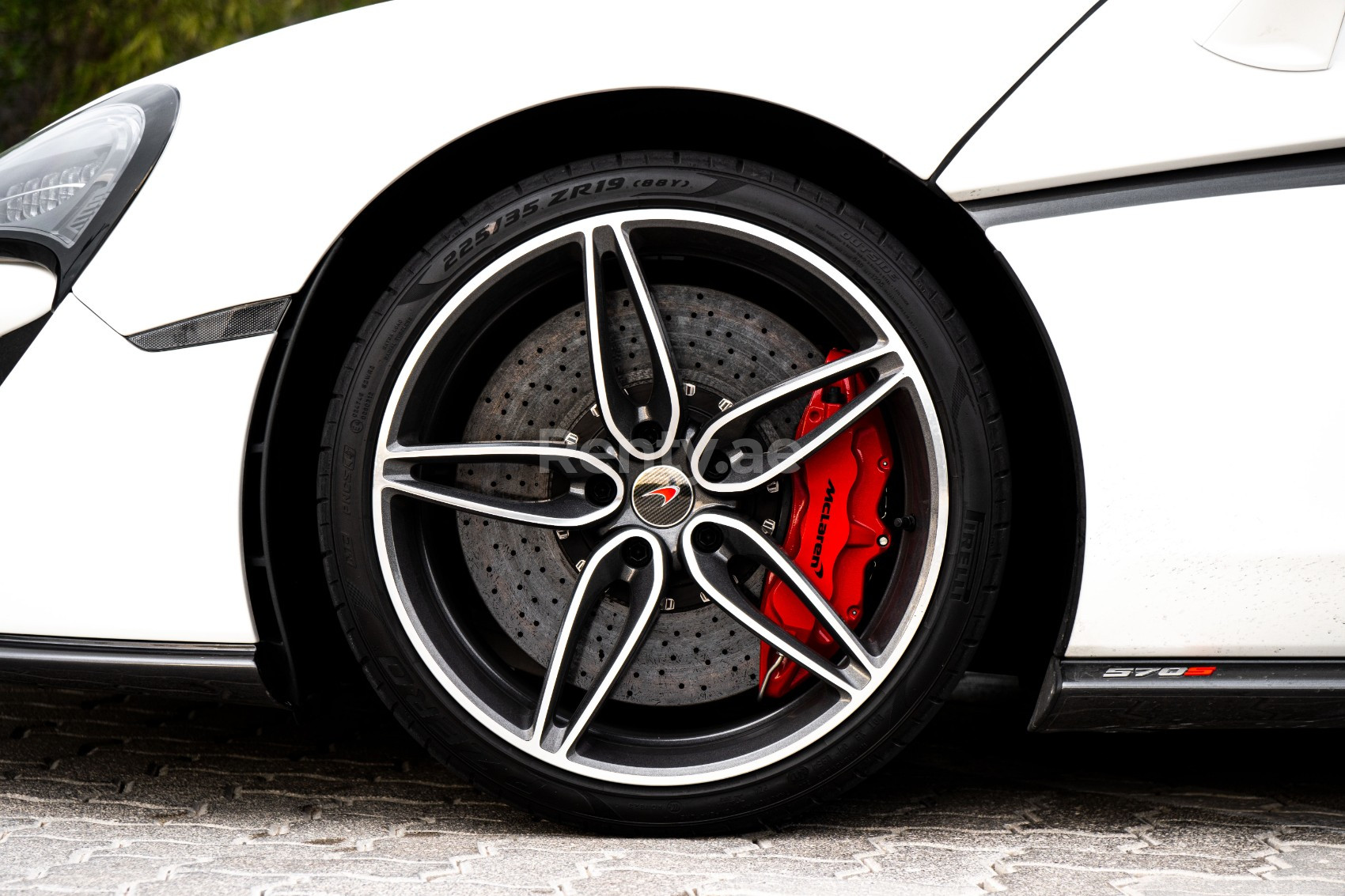 Blanc McLaren 570S Spyder (Convertible) en location à Abu-Dhabi 6