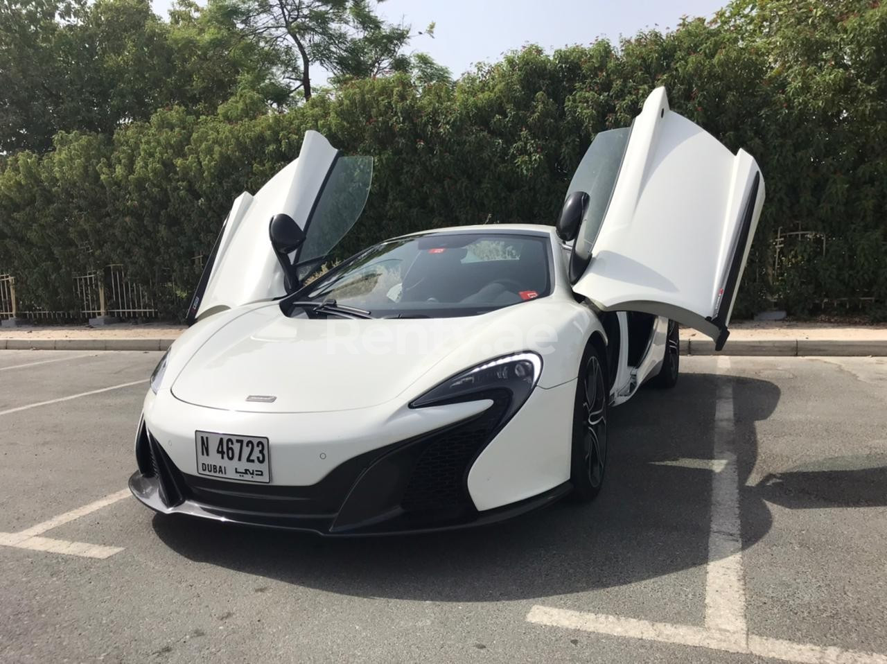 Blanco McLaren 650S Spider en alquiler en Sharjah 3