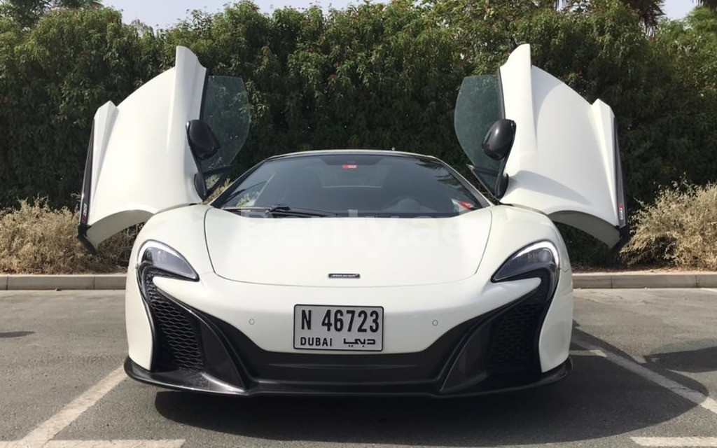 Blanc McLaren 650S Spider en location à Sharjah