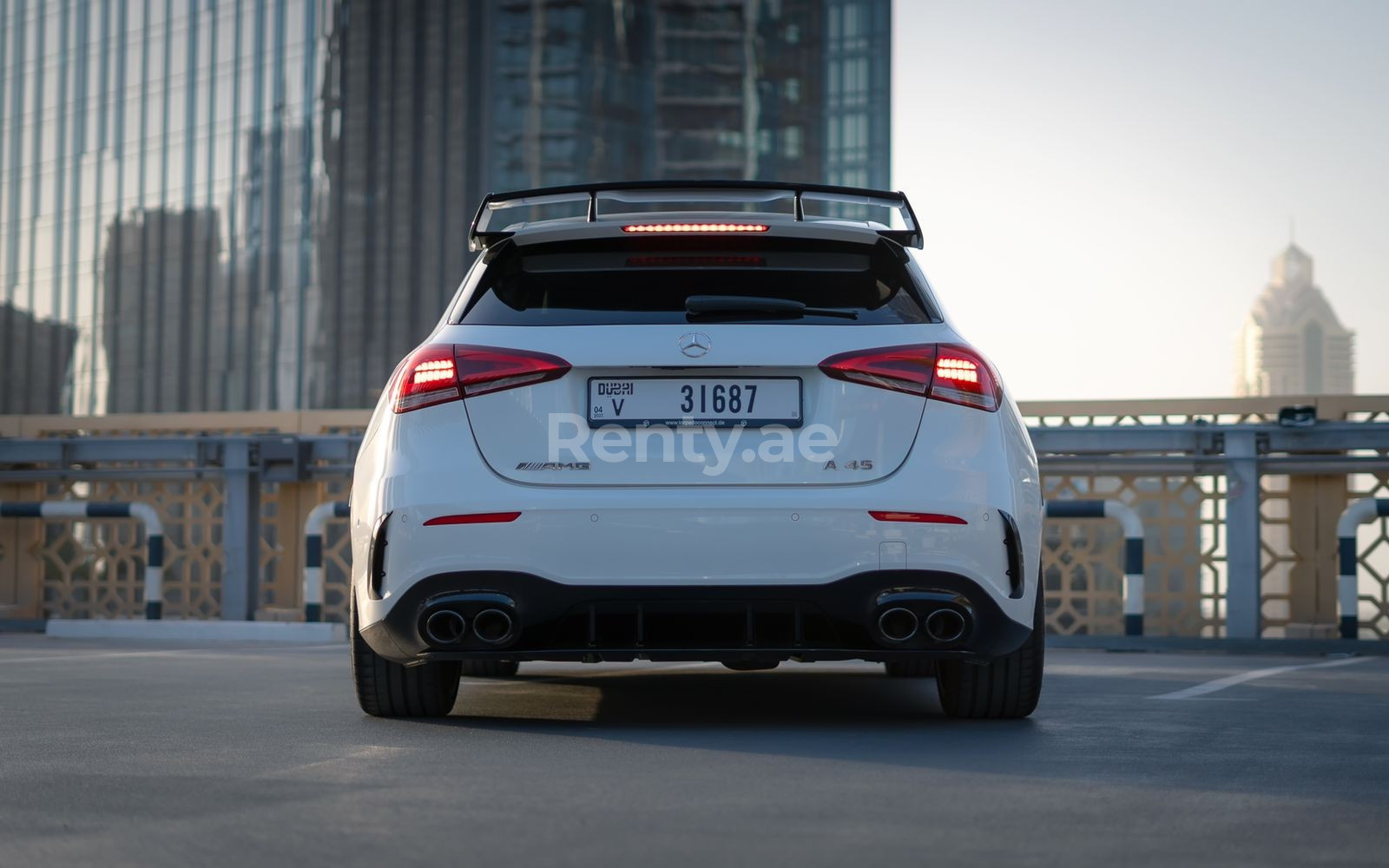 Blanc Mercedes A45 AMG en location à Abu-Dhabi 2