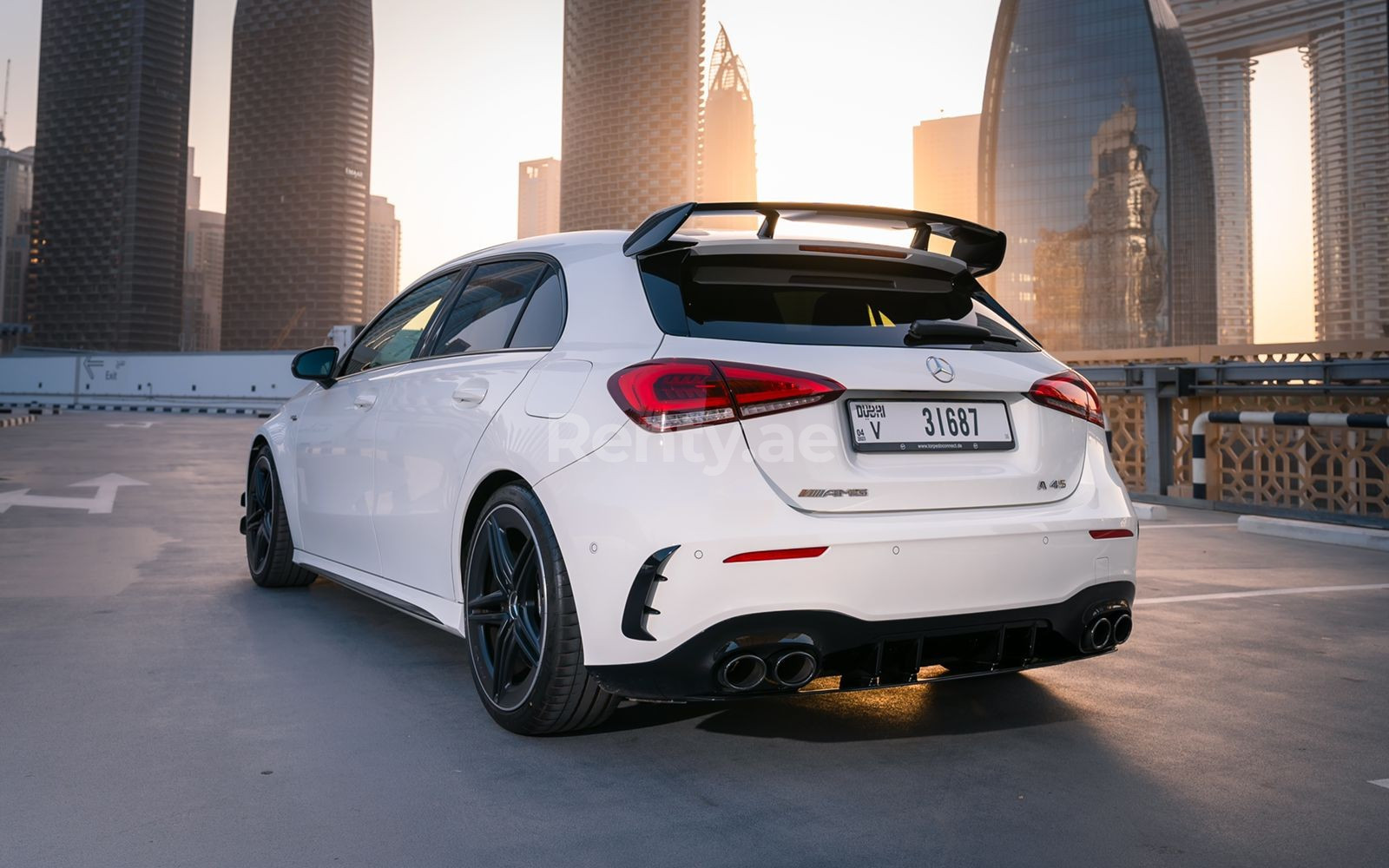 Blanc Mercedes A45 AMG en location à Abu-Dhabi 4