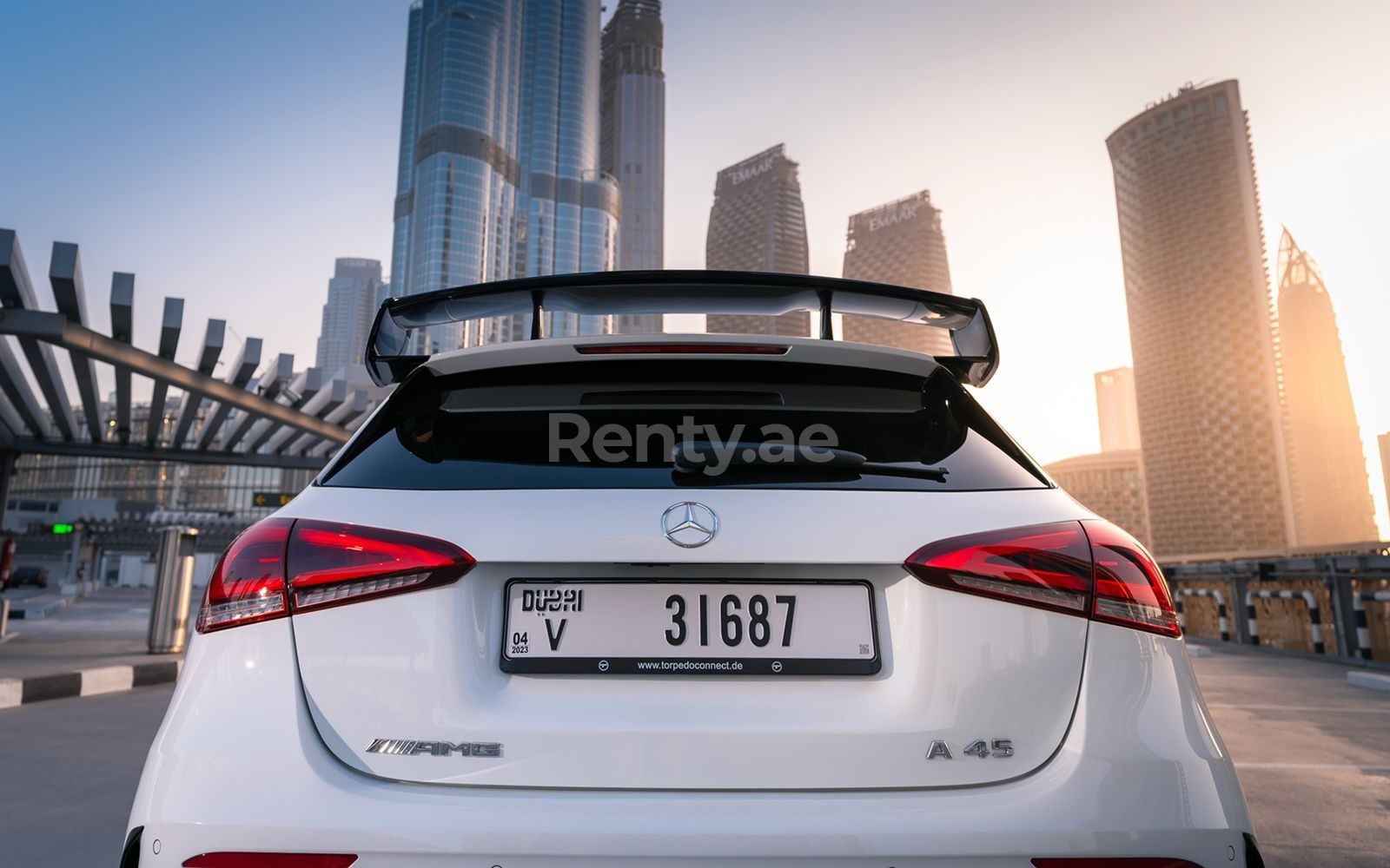 Blanc Mercedes A45 AMG en location à Abu-Dhabi 5