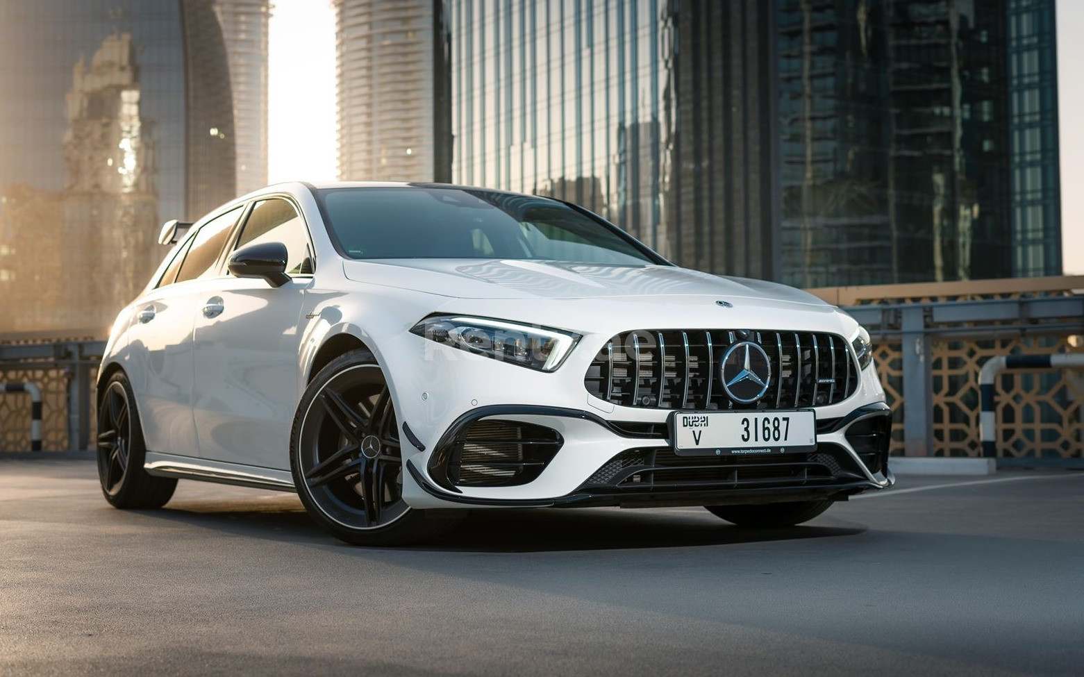 Blanc Mercedes A45 AMG en location à Abu-Dhabi