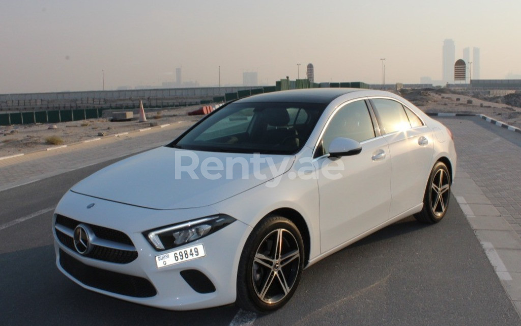 Blanc Mercedes A Class en location à Sharjah