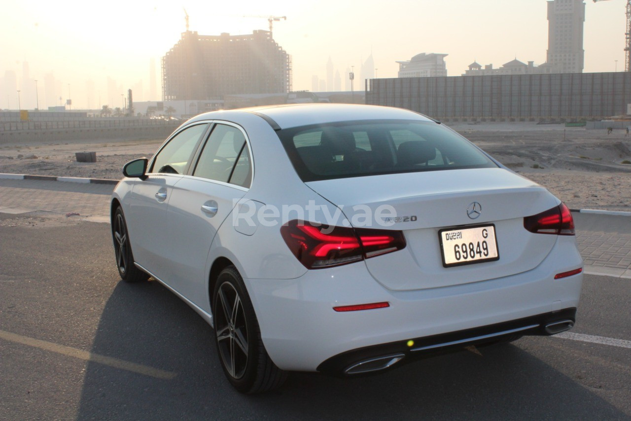 Blanc Mercedes A Class en location à Sharjah 0