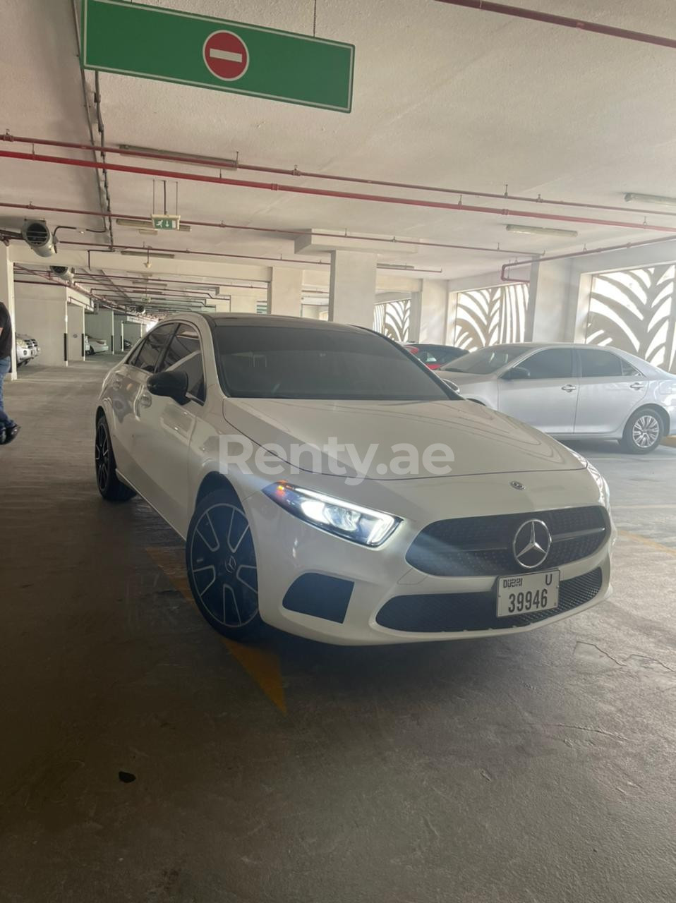 Blanc Mercedes A Class en location à Sharjah 3