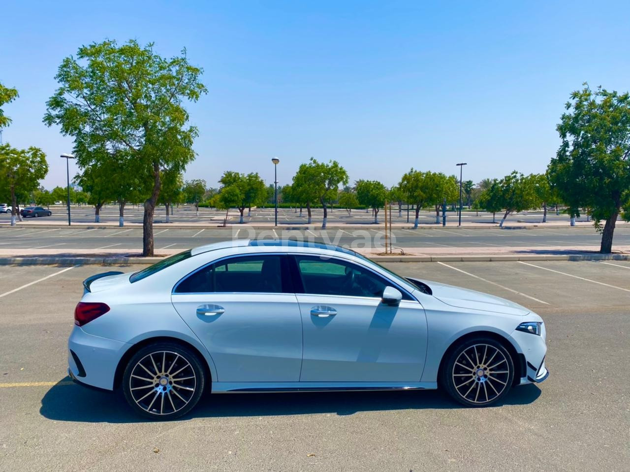 Blanc Mercedes A Class en location à Abu-Dhabi 0