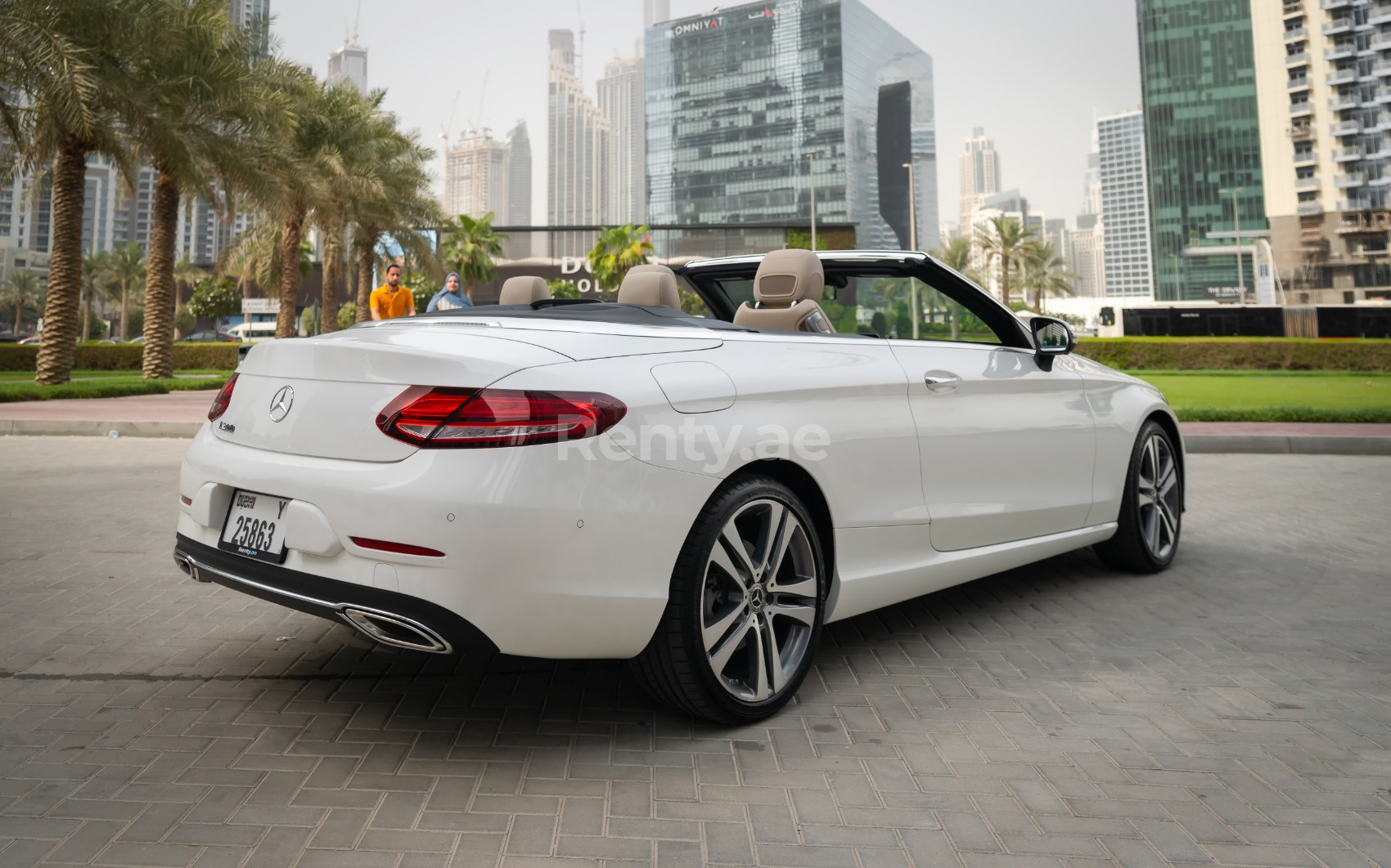 Weiß Mercedes C300 cabrio zur Miete in Sharjah 1