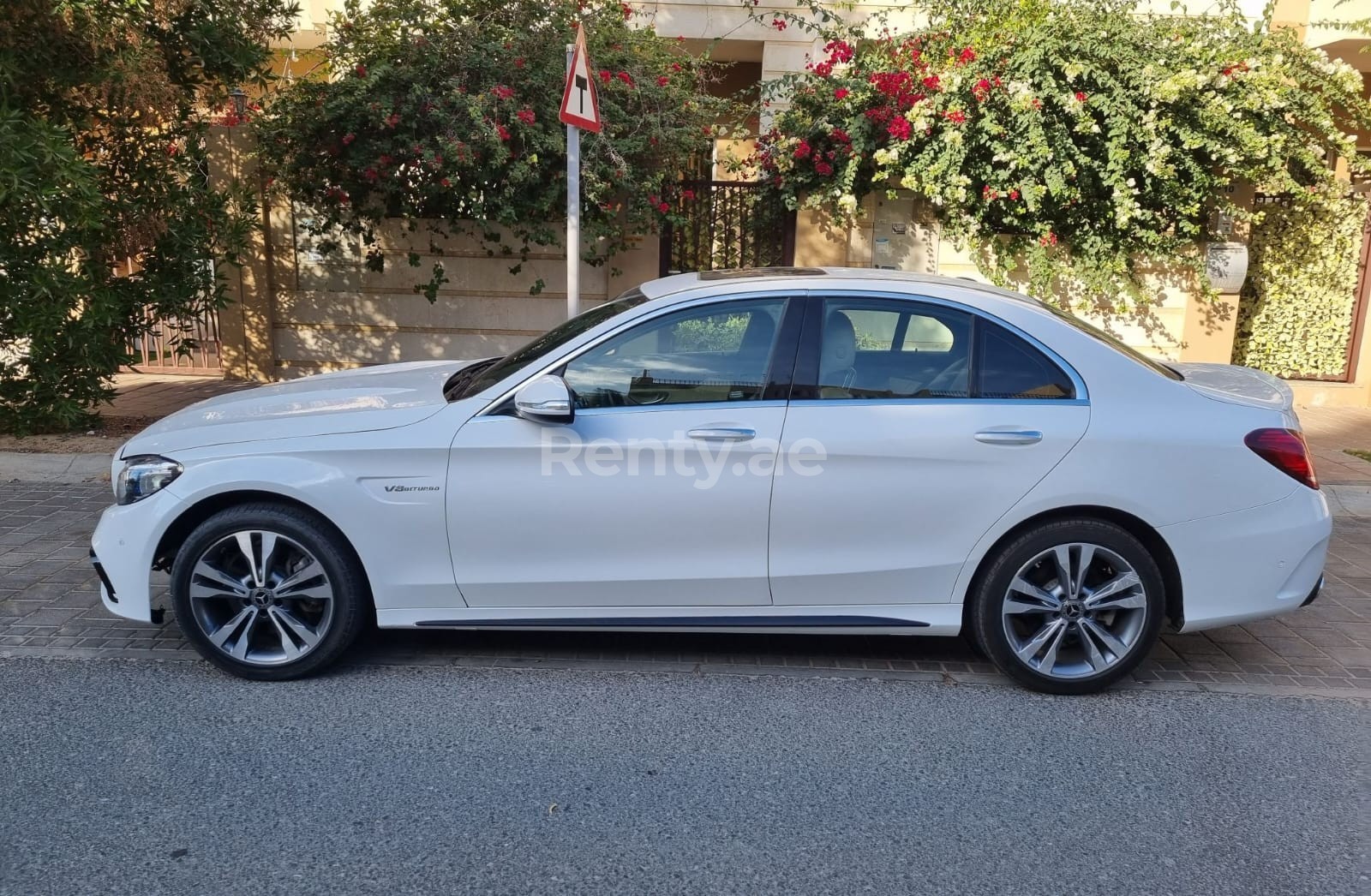 Blanc Mercedes C Class en location à Abu-Dhabi 0