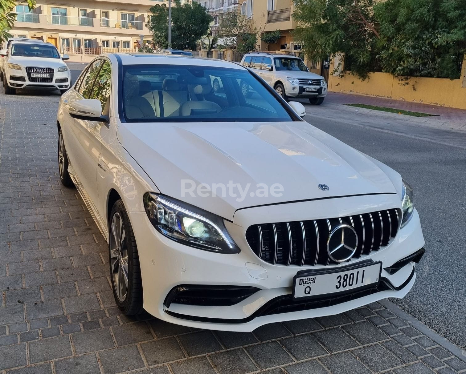 Weiß Mercedes C Class zur Miete in Abu-Dhabi 2