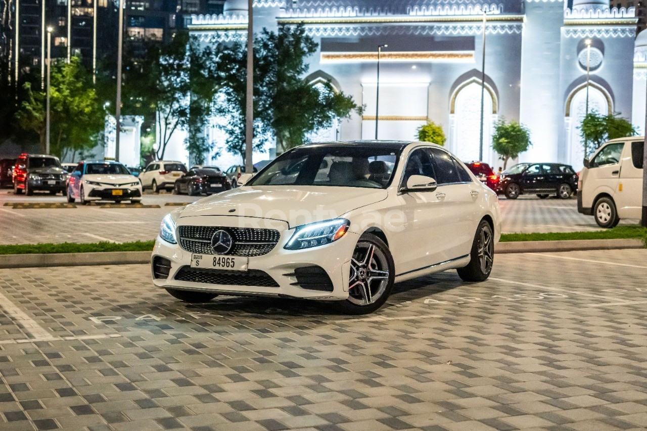 Blanc Mercedes C Class en location à Sharjah 2