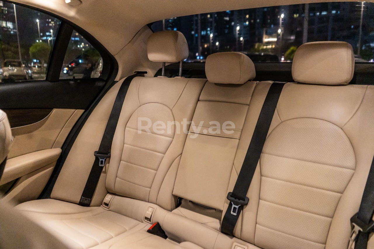 Blanco Mercedes C Class en alquiler en Sharjah 5