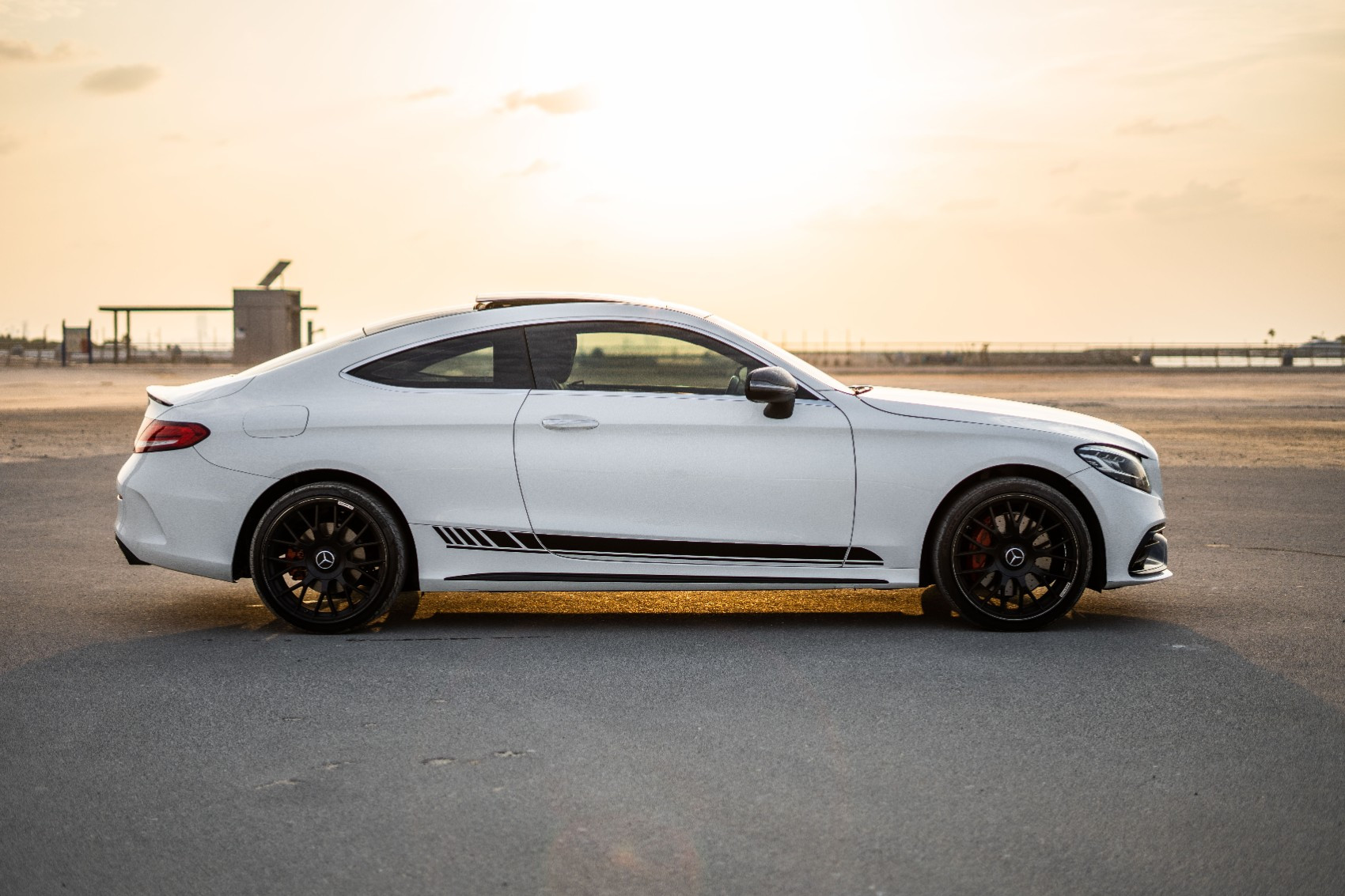 Blanco Mercedes C Class en alquiler en Abu-Dhabi 4