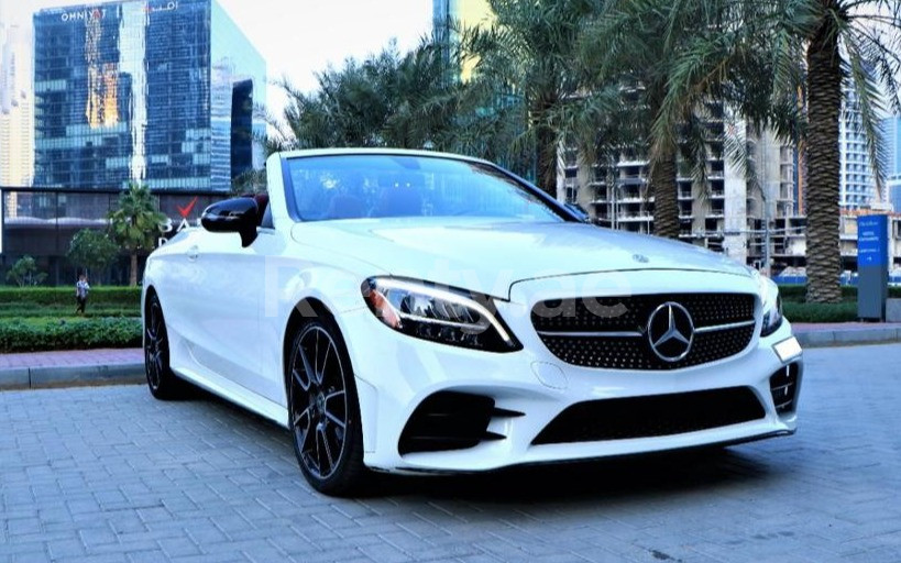 أبيض Mercedes C Class للإيجار في دبي