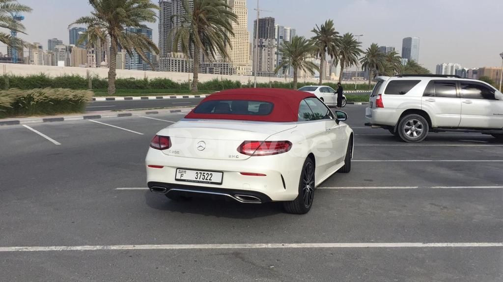 Weiß Mercedes C Class zur Miete in Dubai 2