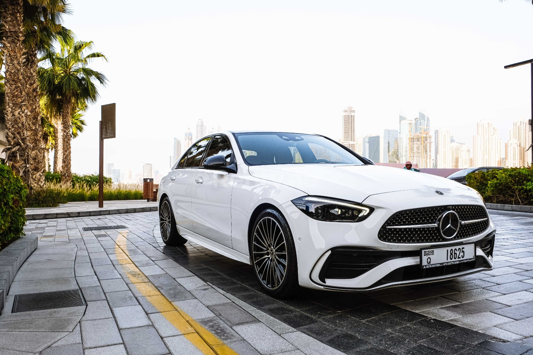 Blanc Mercedes C200 en location à Abu-Dhabi 0