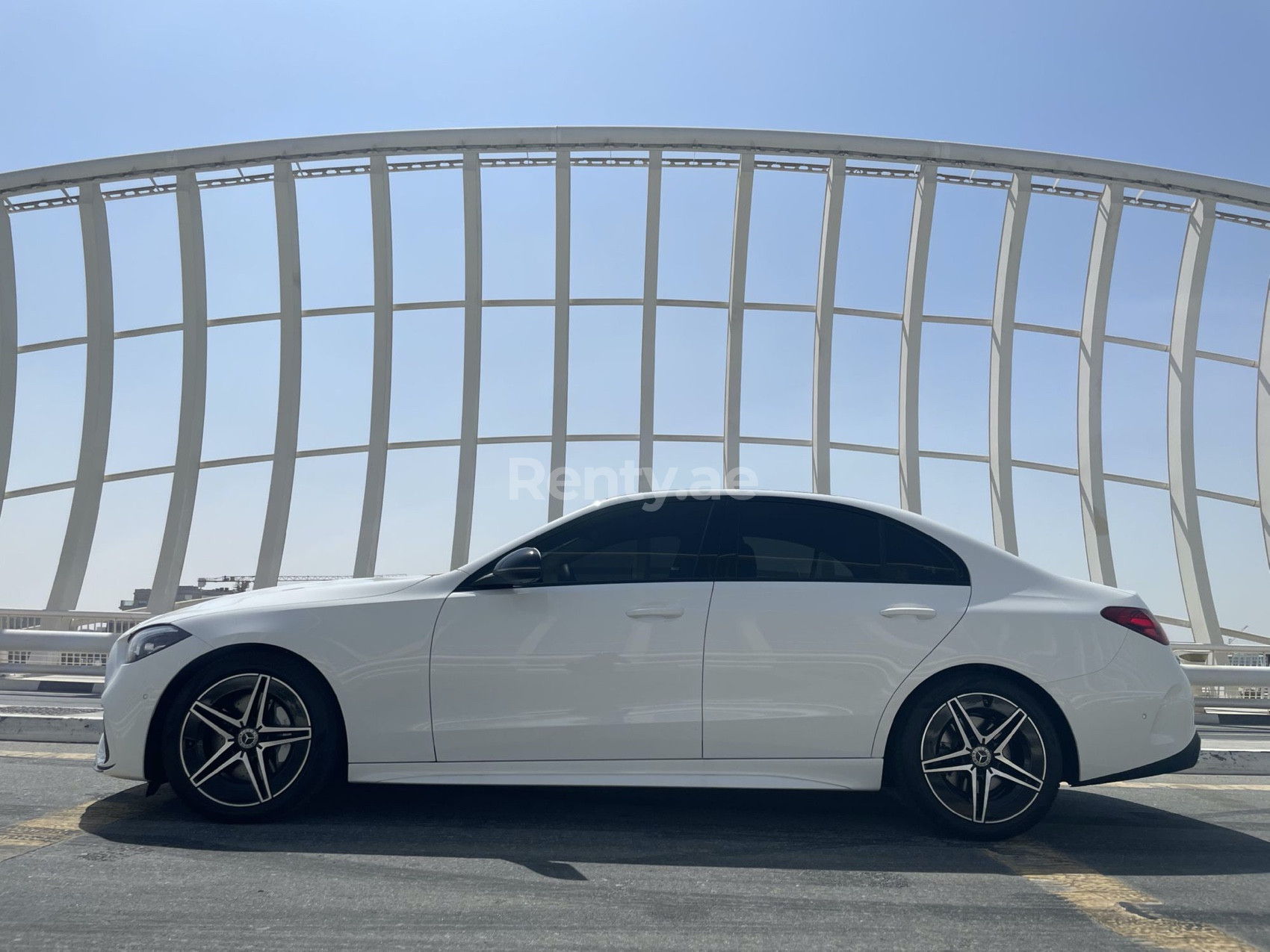 Weiß Mercedes C Class zur Miete in Dubai 2