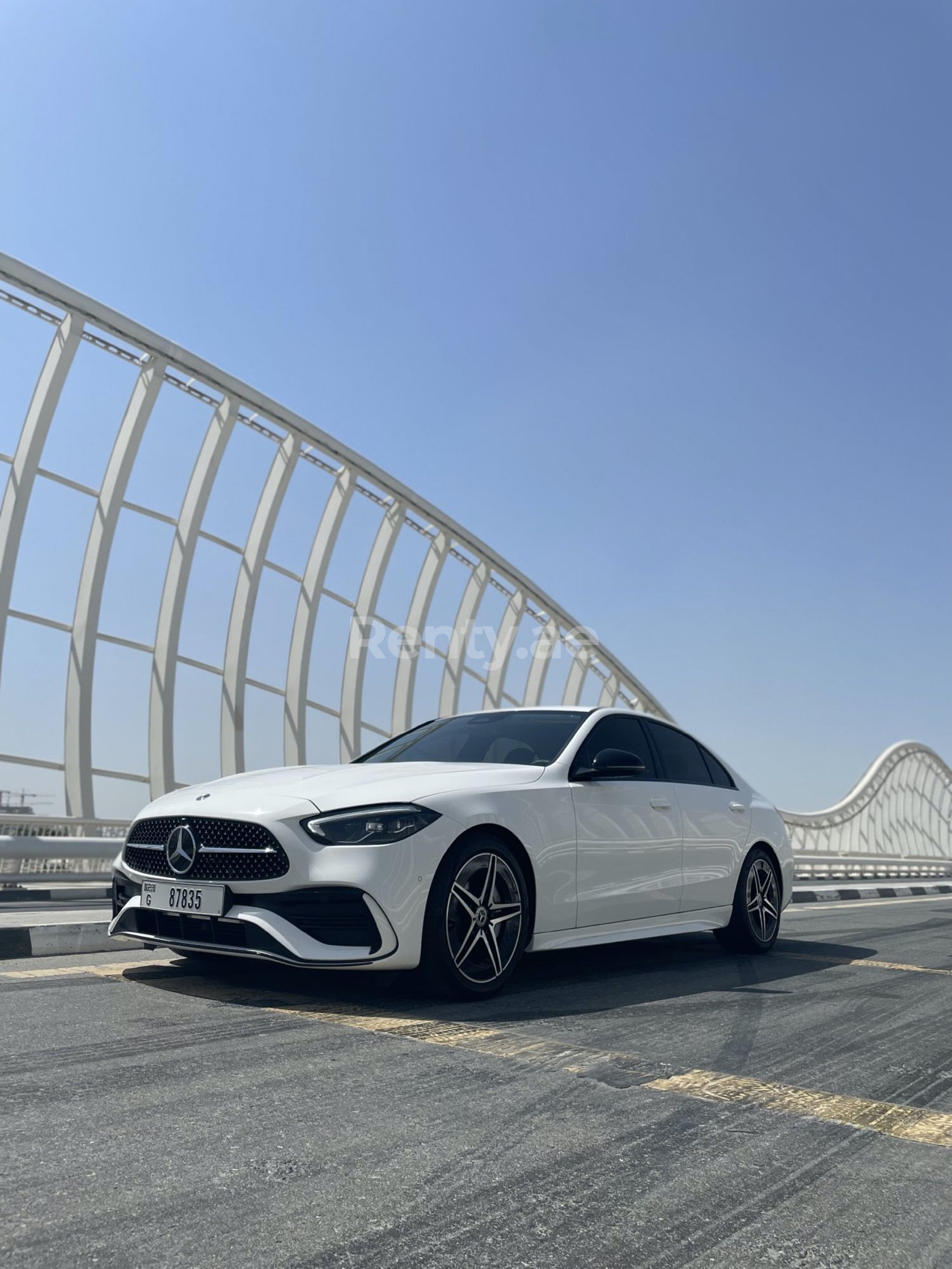 Blanc Mercedes C Class en location à Sharjah 4