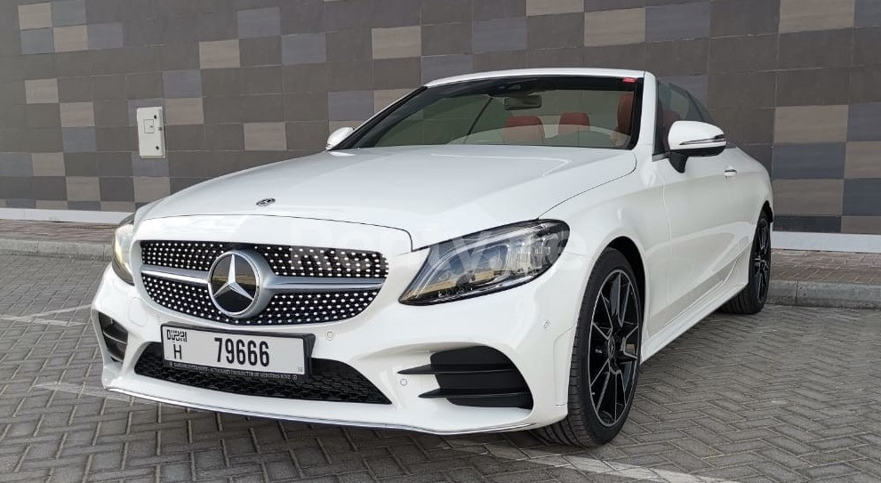 أبيض Mercedes C200 Convertible للإيجار في أبو ظبي