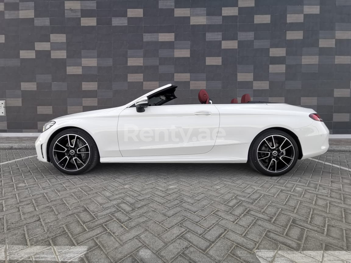 أبيض Mercedes C200 Convertible للإيجار في الشارقة 2