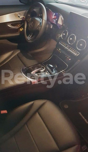 أبيض Mercedes C300 للإيجار في الشارقة 3