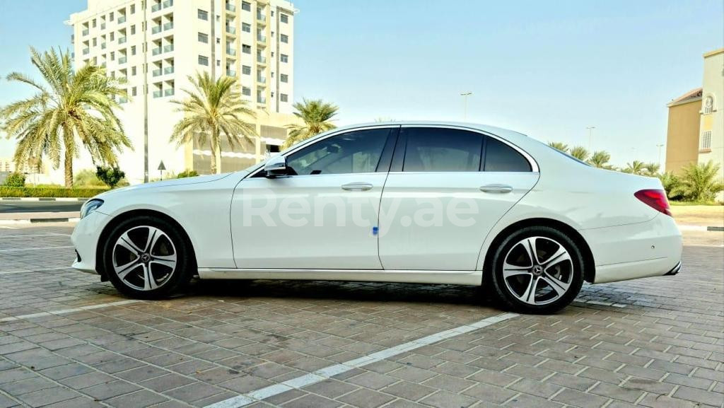 أبيض Mercedes E Class للإيجار في أبو ظبي 1