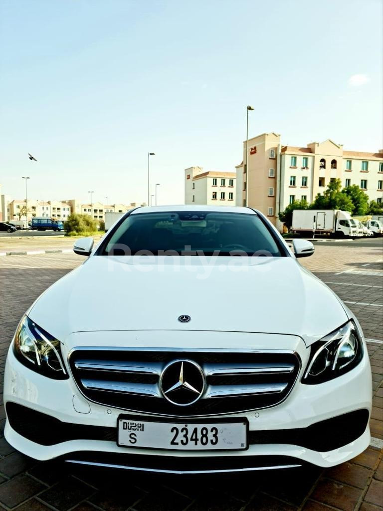 Blanc Mercedes E Class en location à Abu-Dhabi 2