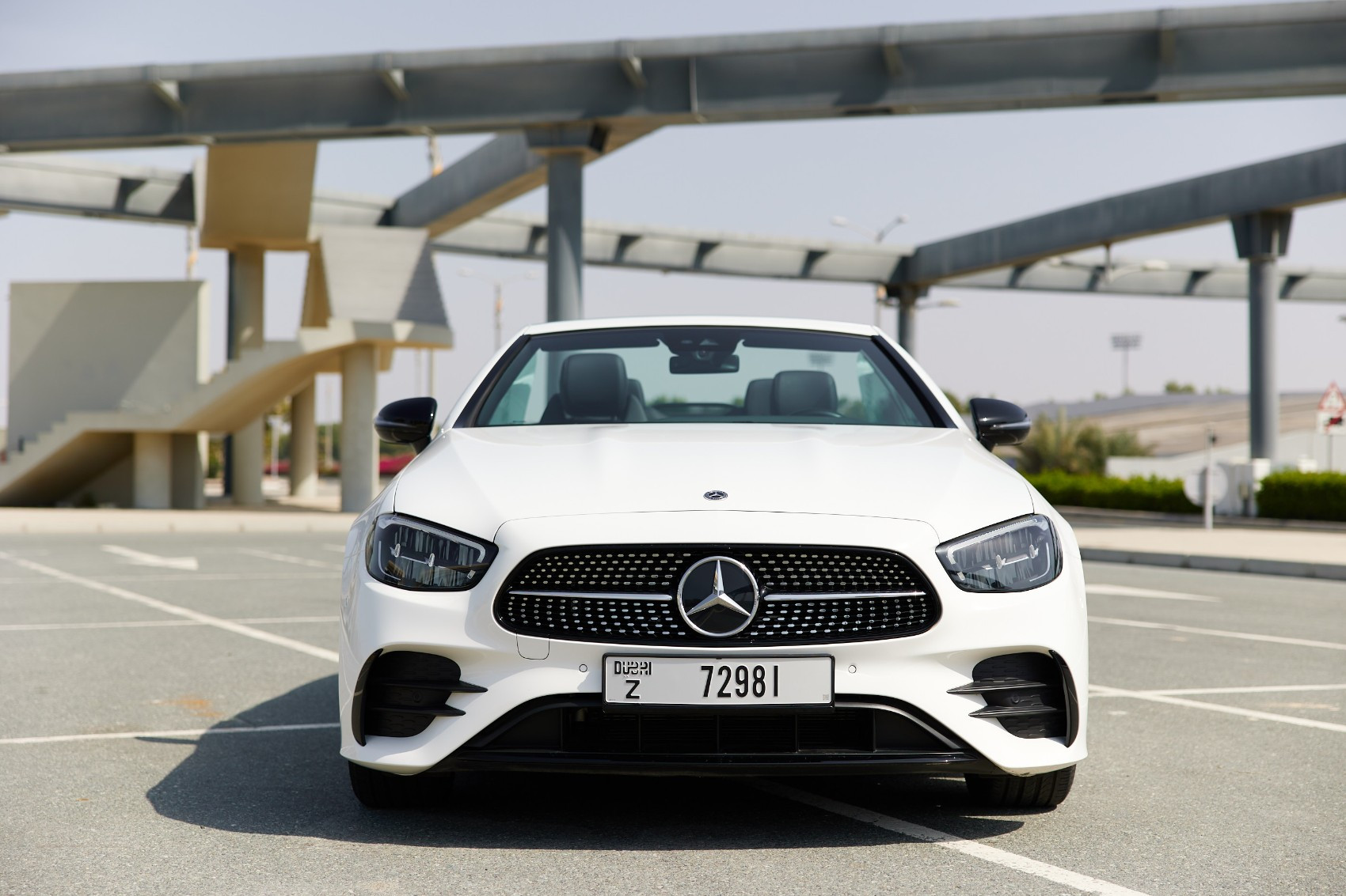 Blanco Mercedes E200 Cabrio en alquiler en Abu-Dhabi 1