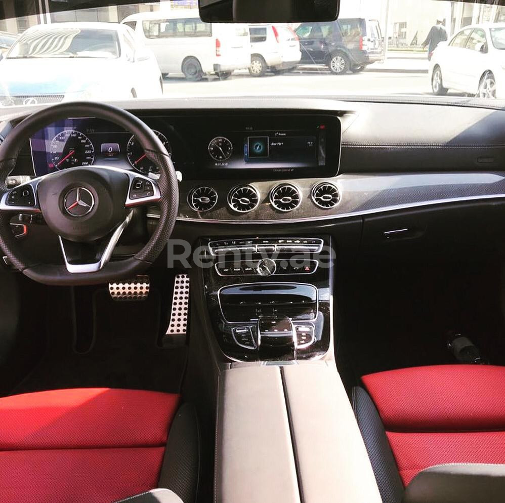 Blanco Mercedes E300 en alquiler en Abu-Dhabi 0