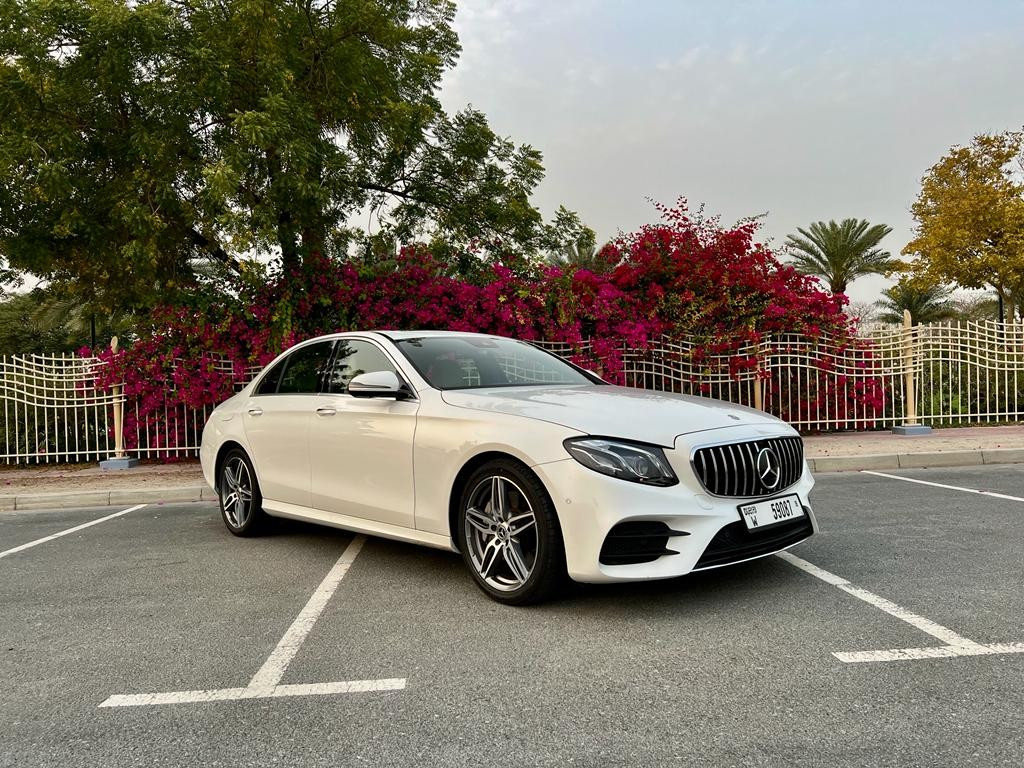 Blanc Mercedes E300 en location à Dubai 0