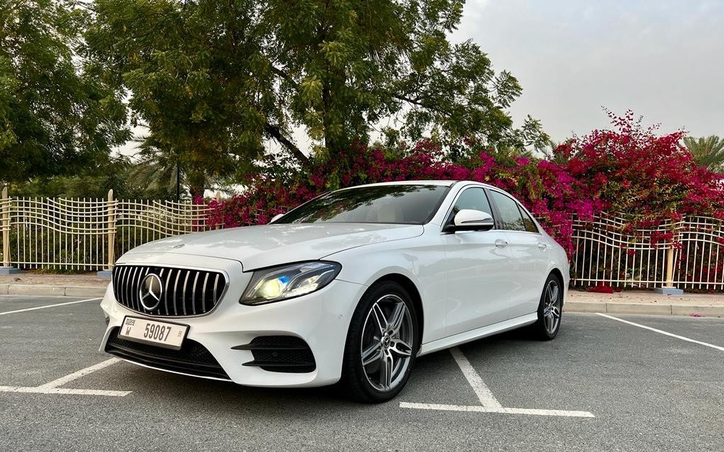 Blanco Mercedes E300 en alquiler en Sharjah