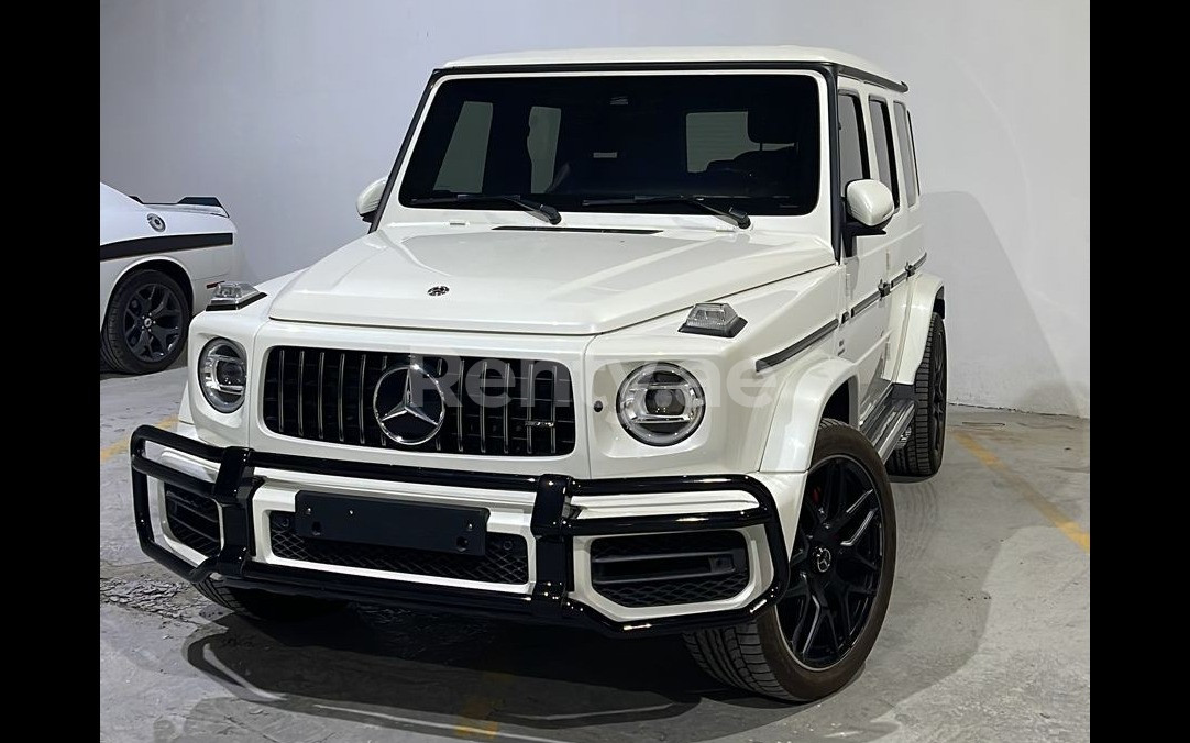 البرتقالي Mercedes G63 AMG للإيجار في أبو ظبي