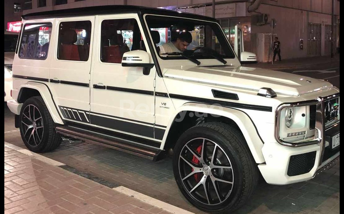 Blanco Mercedes G class G63 en alquiler en Abu-Dhabi