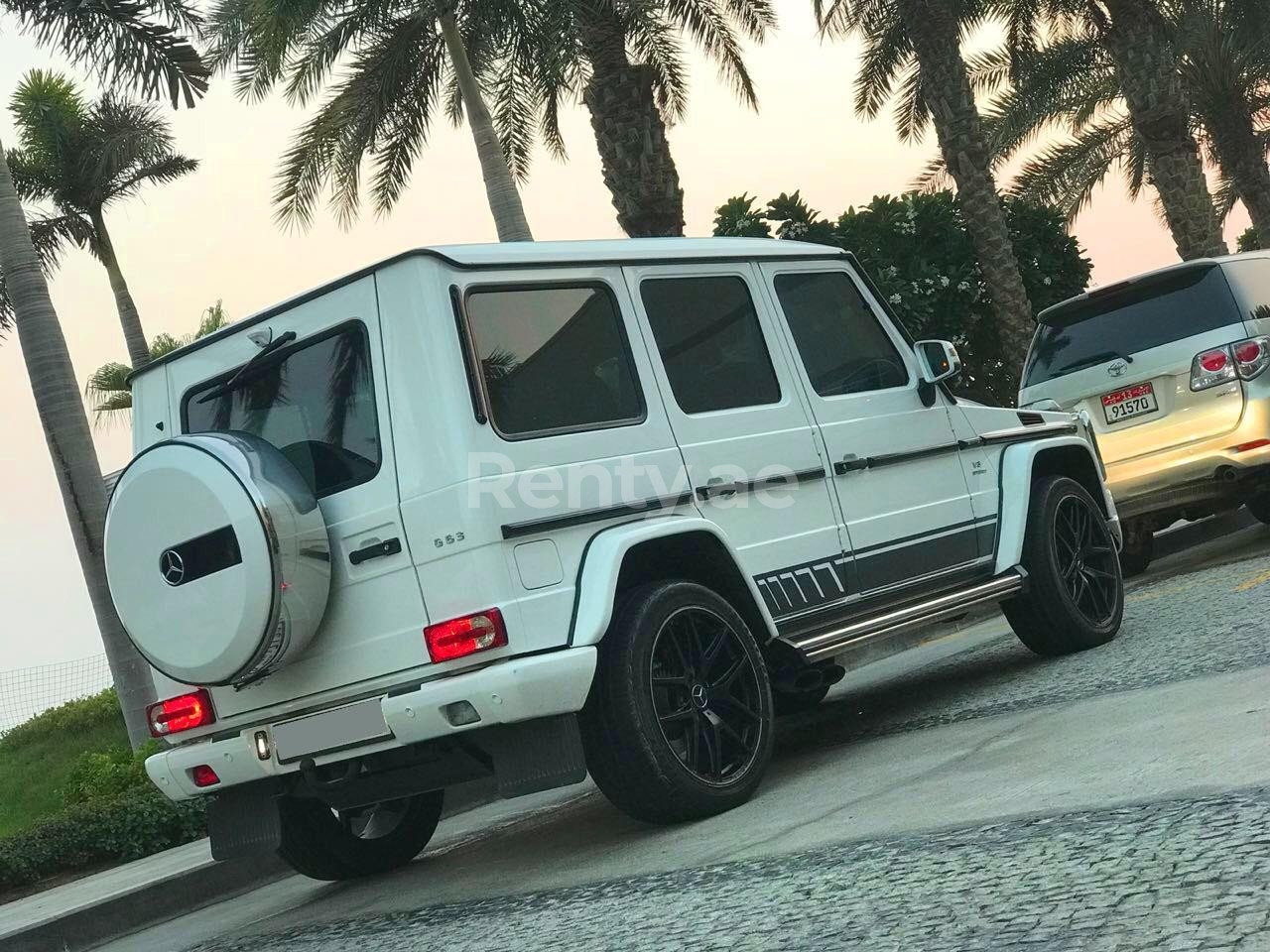 Blanc Mercedes G 63 edition en location à Sharjah 1