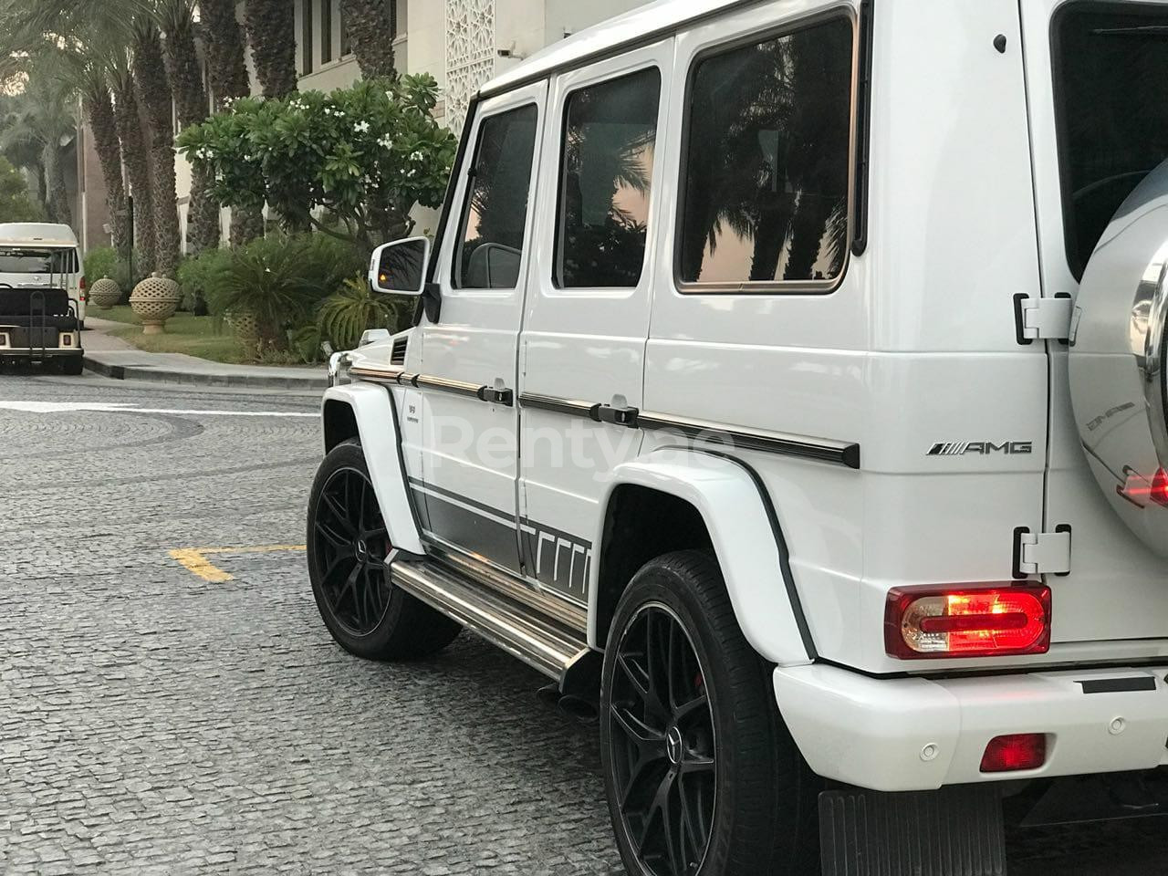 Blanc Mercedes G 63 edition en location à Sharjah 3