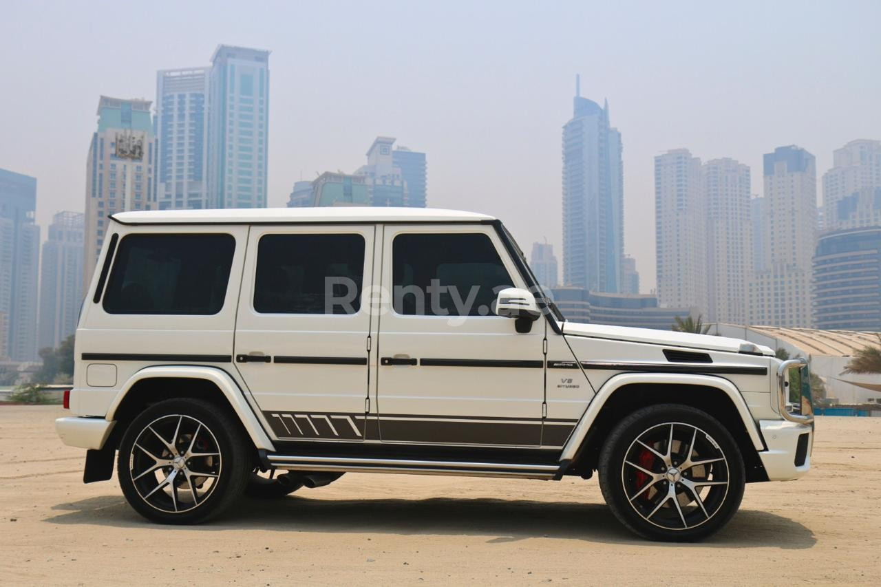 在阿布扎比租赁白色 Mercedes G class 0