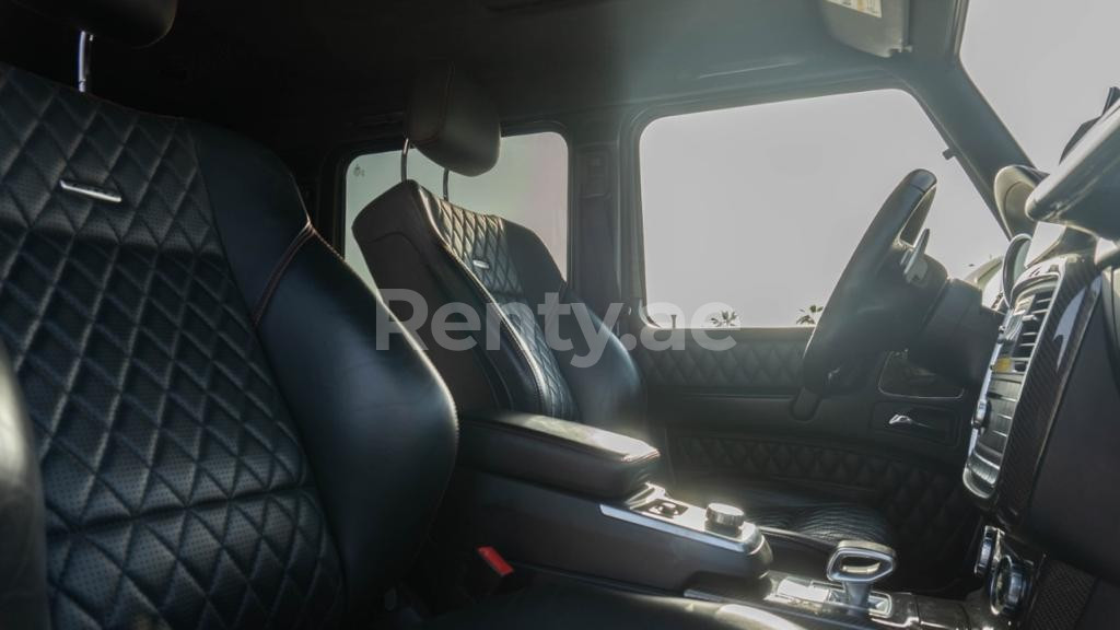 أبيض Mercedes G63 class للإيجار في دبي 2