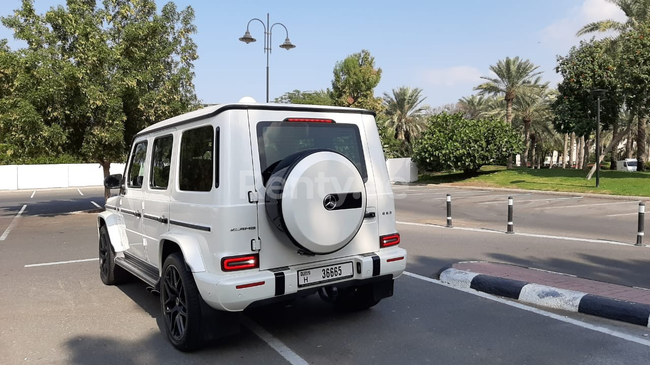 Weiß Mercedes G 63 Night Packge zur Miete in Dubai 3