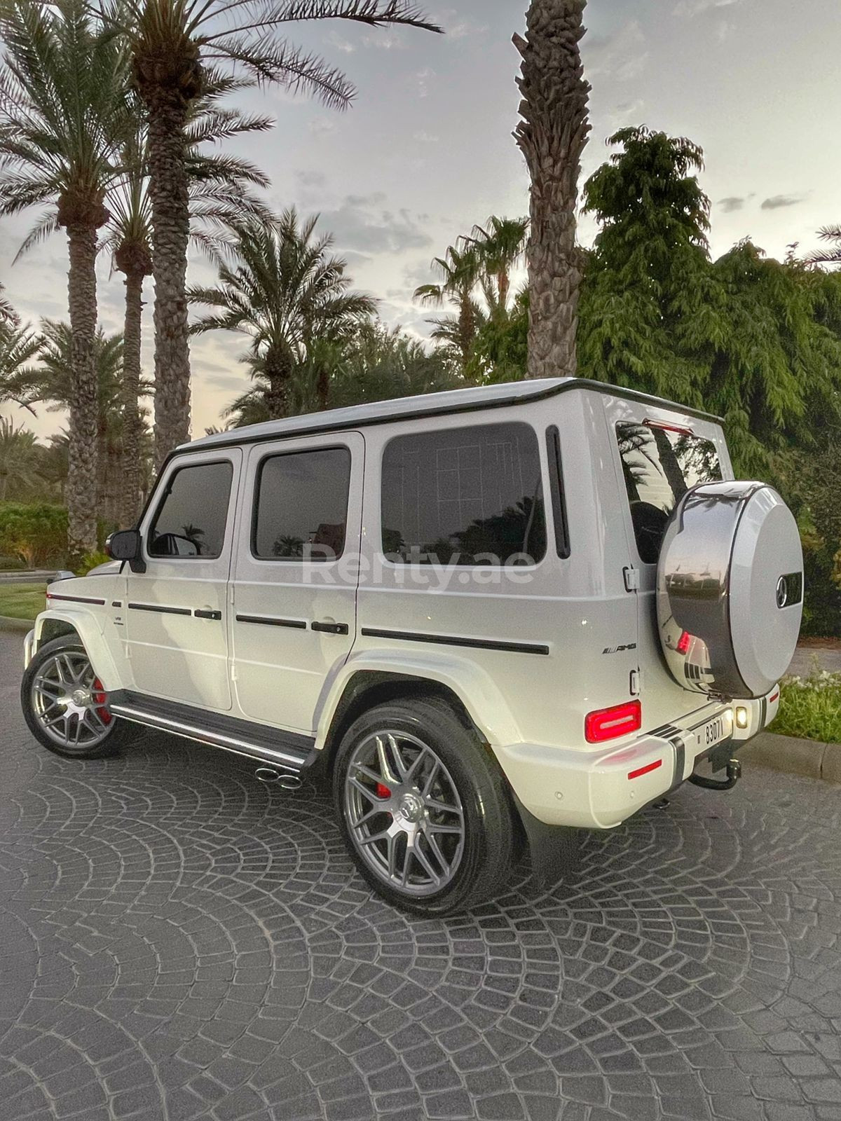 Blanc Mercedes G class en location à Sharjah 1