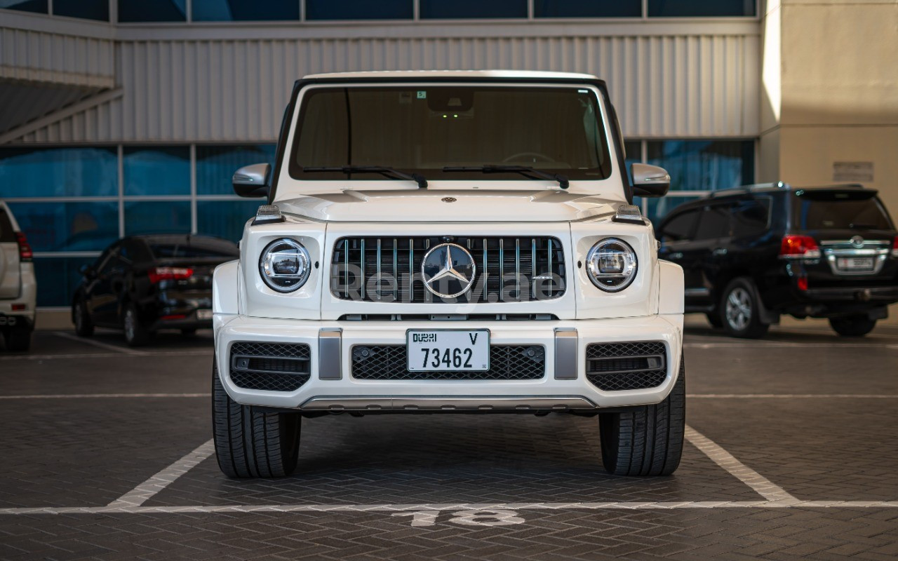 Blanc Mercedes G63 class en location à Sharjah 0